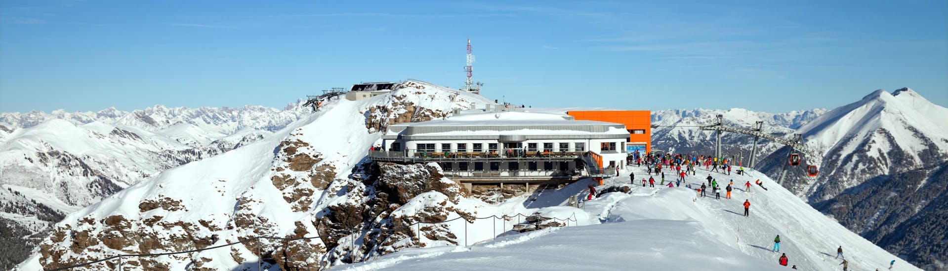 Vista del paesaggio montano soleggiato durante un corso di sci con scuole di sci a Bad Hofgastein.