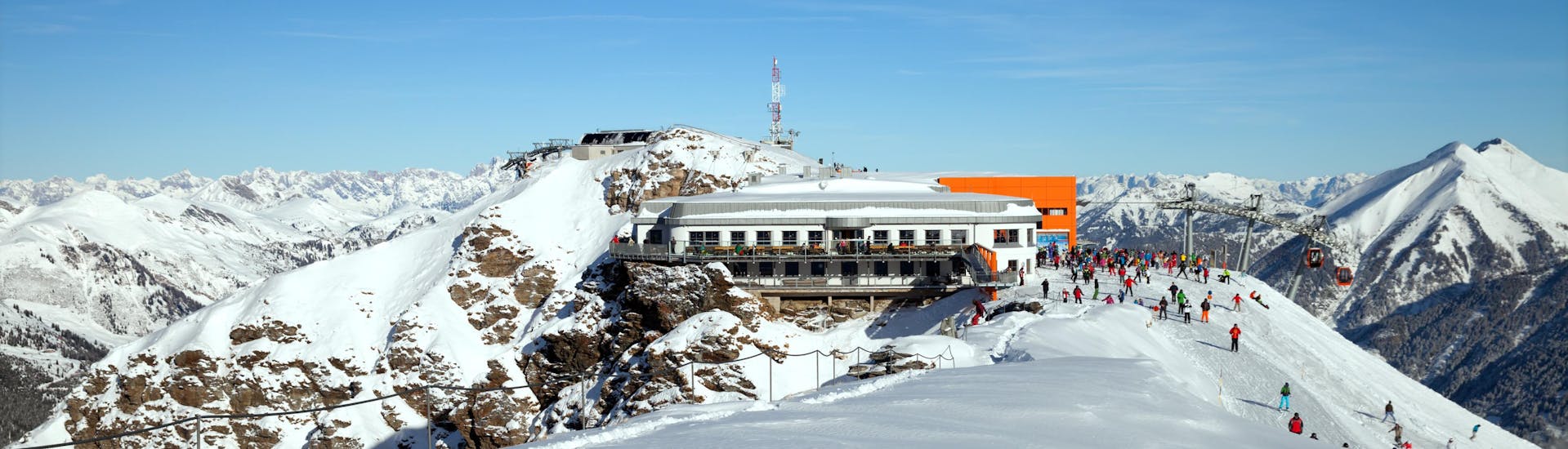Ausblick auf die sonnige Berglandschaft beim Skifahren lernen mit den Skischulen in Bad Gastein.