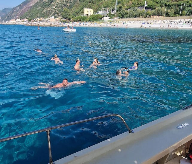 Swimming stop during boat trip to Scilla from AlfoTour Scilla.