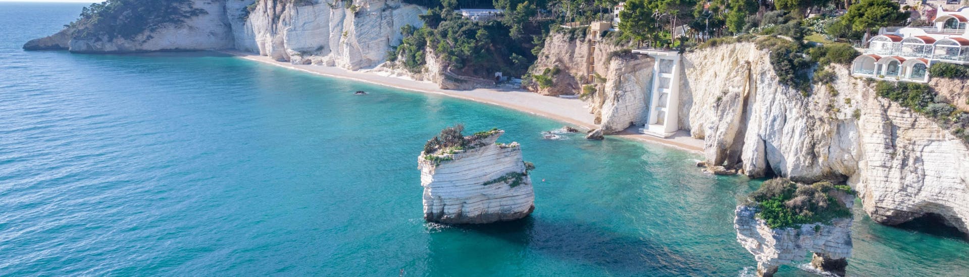 Luchtfoto van de Baia delle Zagare en de kust op de achtergrond.