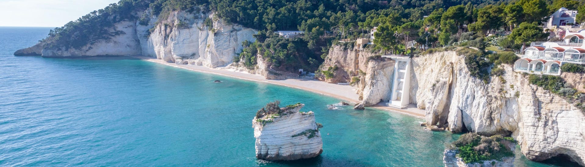 Vista de la maravillosa playa de Baia delle Zagare, uno de los principales destinos de los paseos en barco por la costa del Gargano.