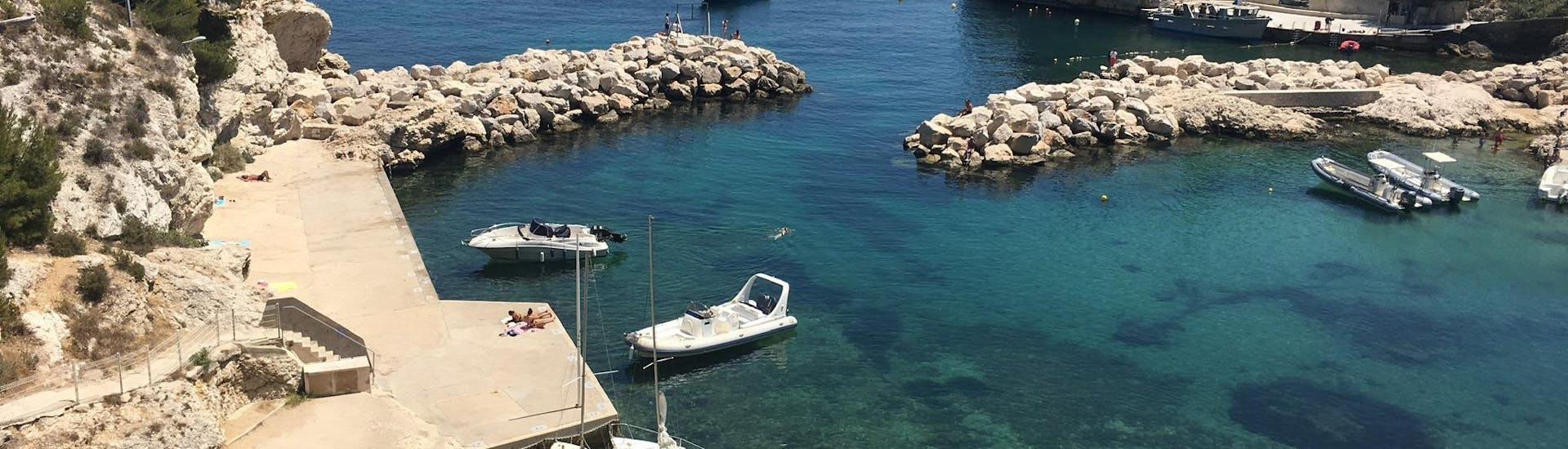  Petit port où le bateau de Balade en Mer attend ses clients à Marseille.  