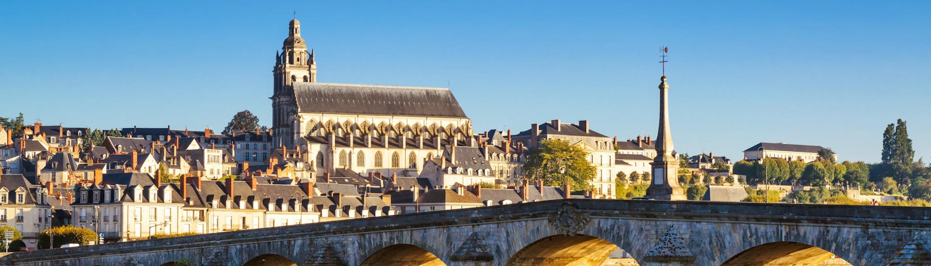 Vue des bords de Loire à Blois, une destination prisée des amateurs de montgolfières, avec ses nombreux châteaux alentour.