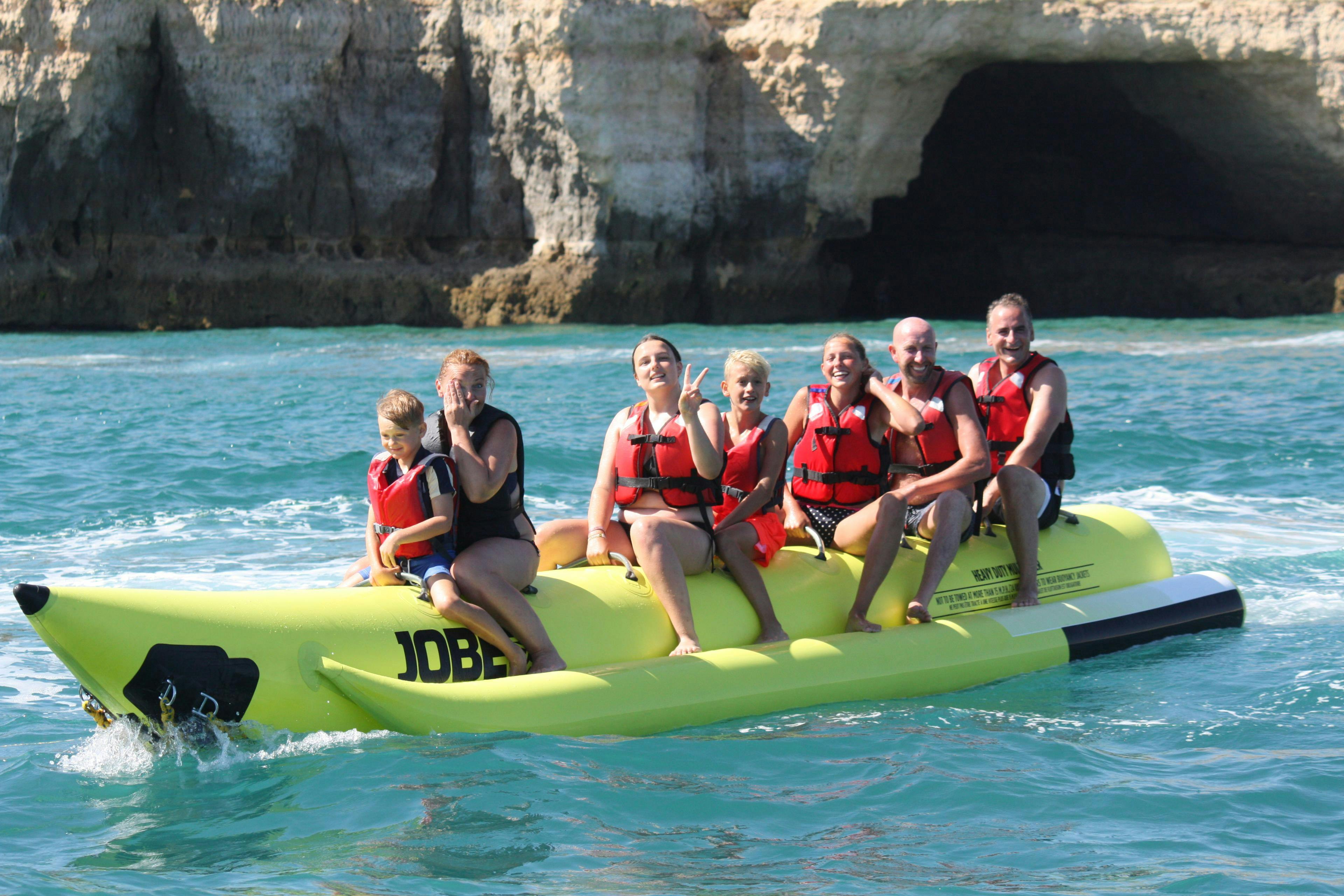 Banana Boat Algarve Watersports A Magnifique paysage de montagnes et de mer, où se déroulent les activités de Moments Watersports Algarve.