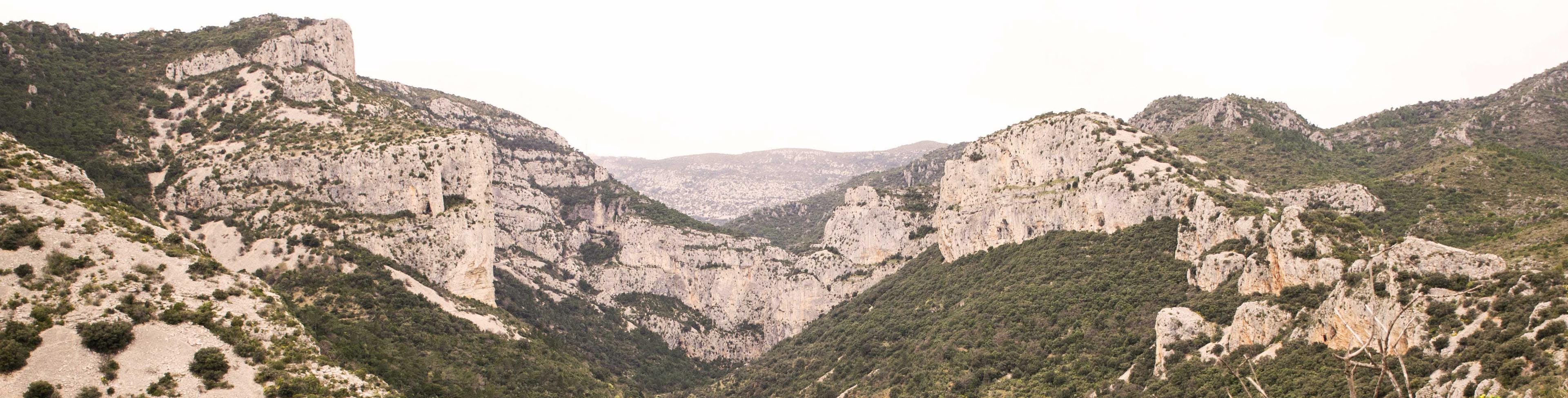 Beeindruckende Landschaften mit Bergen und Meer, wo Aktivitäten von Bureau des Moniteurs de l'Hérault stattfinden.