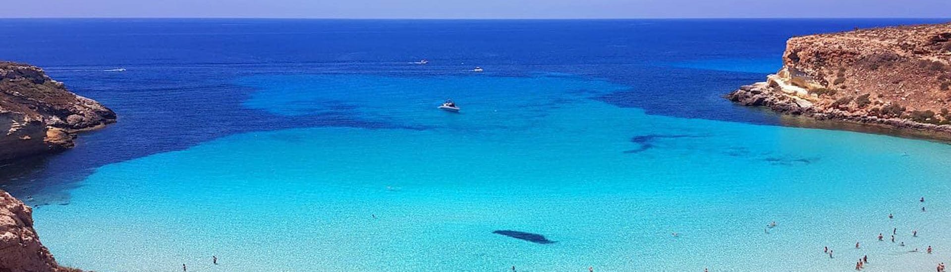 Baia dall'acqua turchese vista durante la gita in barca con pranzo con Gita in Barca Liliana Lampedusa.