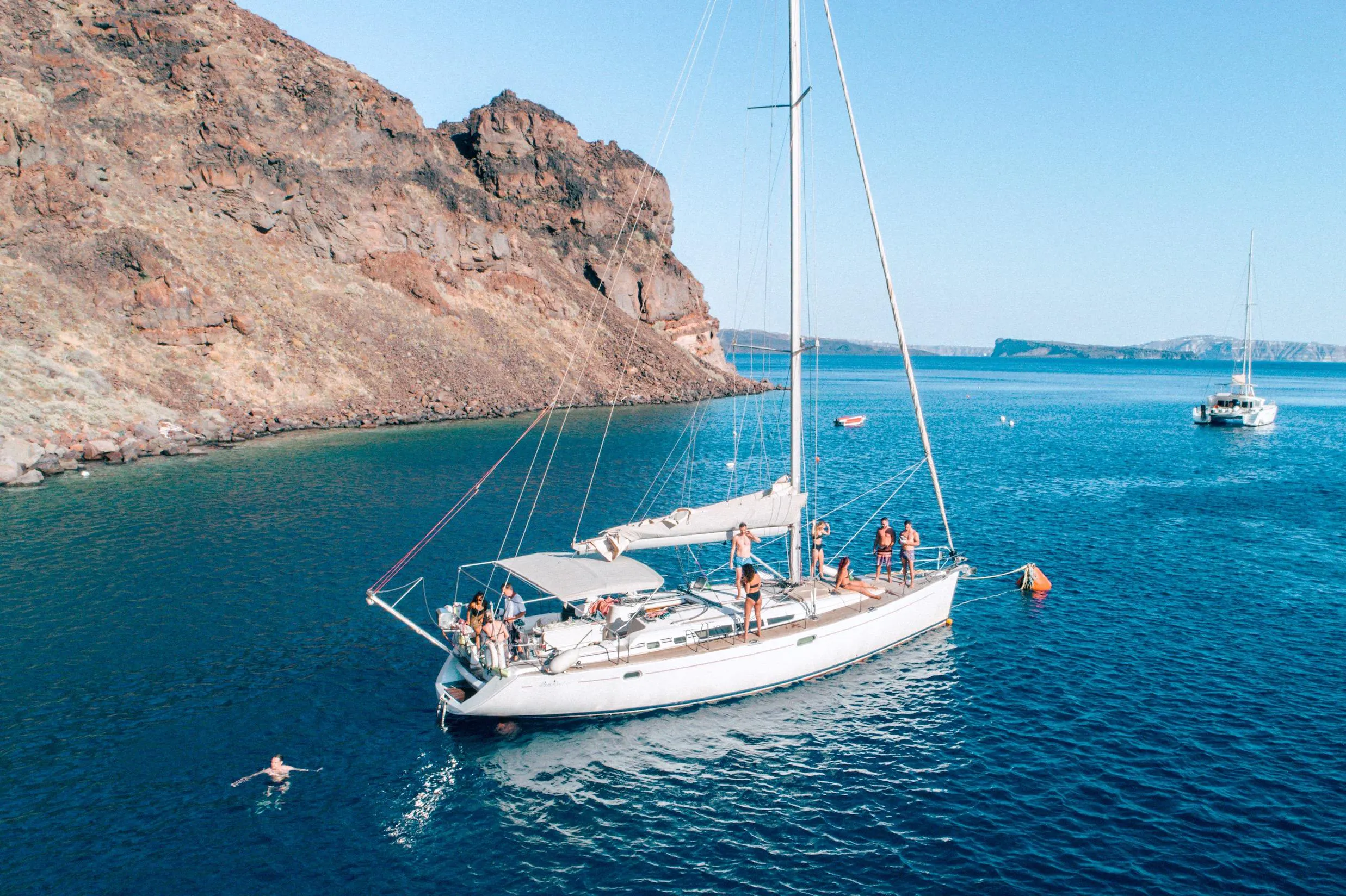 Barca Sailing Santorini Beautiful landscapes showcasing mountains and sea, where the experiences of Barca Sailing Santorini are taking place.