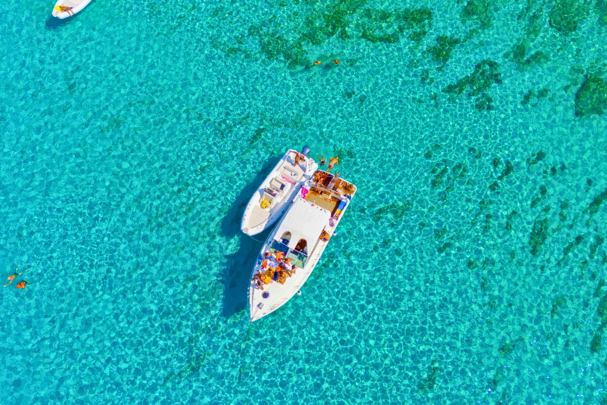 #Barca_Gommone_2 Beeindruckende Landschaften mit Bergen und Meer, wo Aktivitäten von Mare e Vento di Favignana stattfinden.