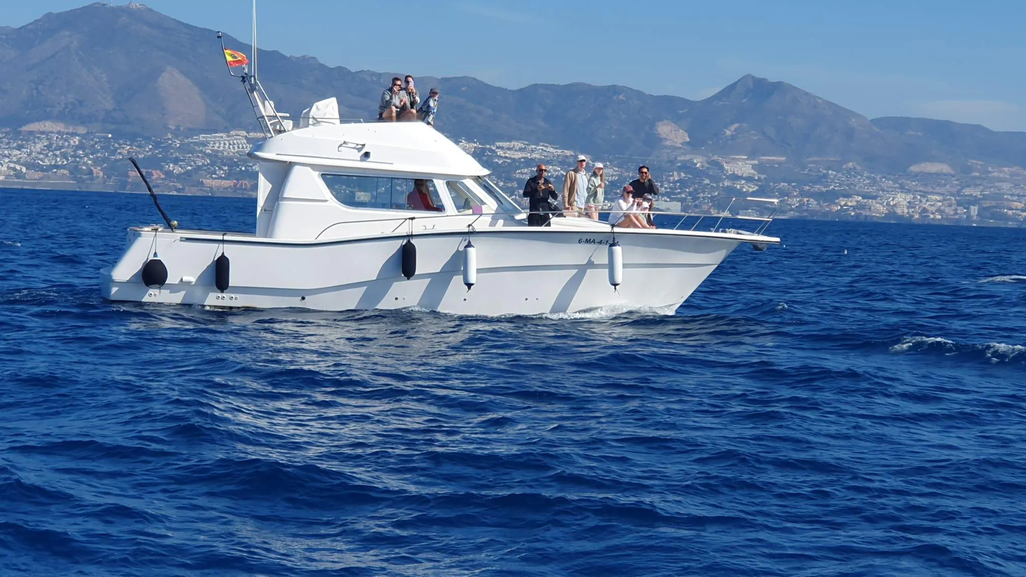 barco grande Magnifique paysage de montagnes et de mer, où se déroulent les activités de Monarca Nautic Fuengirola.
