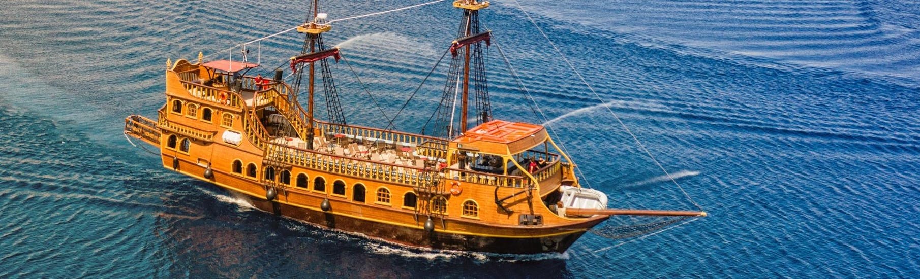 El elegante barco pirata navegando por el mar de Icaria durante un viaje en barco pirata desde Kos a Kalymnos, Pserimos y Plati con Barcos de Pirata.