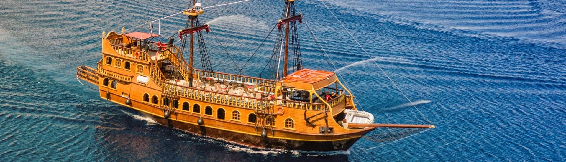 El elegante barco pirata navegando por el mar de Icaria durante un viaje en barco pirata desde Kos a Kalymnos, Pserimos y Plati con Barcos de Pirata.