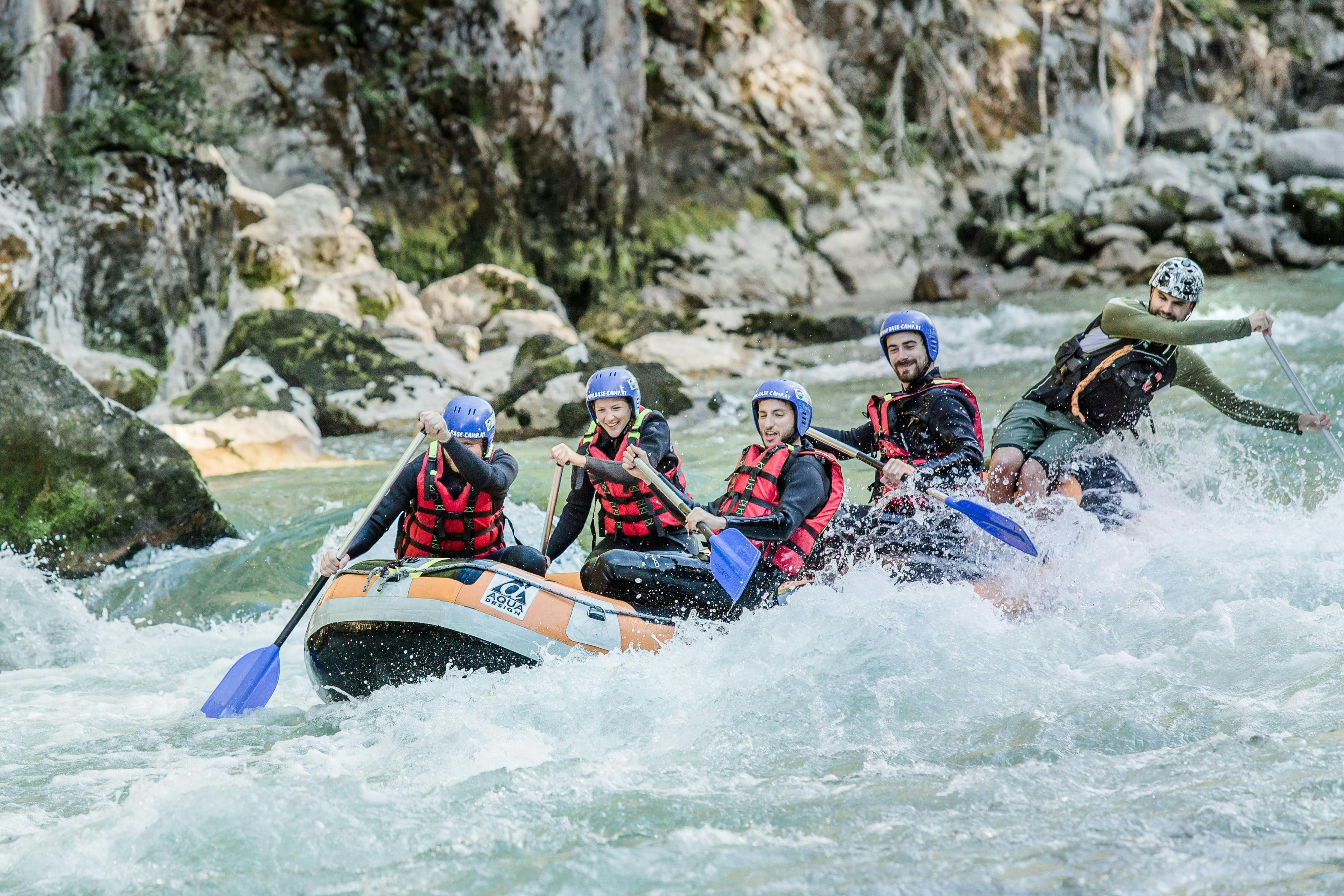 base-camp-lofer-hero Panorama mozzafiato con montagne e mare, dove hanno luogo le attività di Base Camp Lofer.