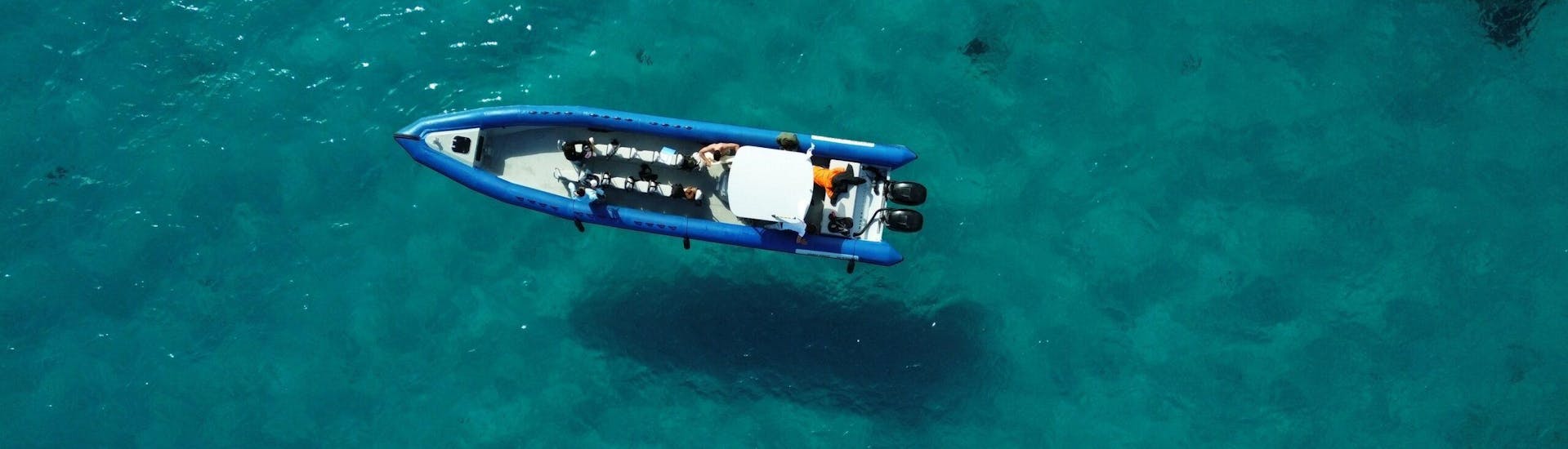 Bateau sur une eau critalline durant une excursion en bateau avec Nissa Croisières.