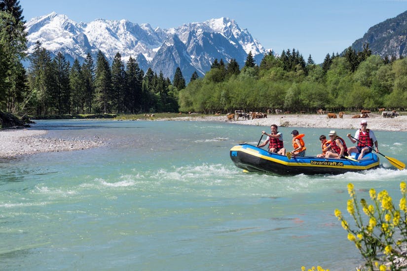 A family is enjoying their rafting tour with Bavariaraft, which leads them through the fascinating landscape of Bavaria.