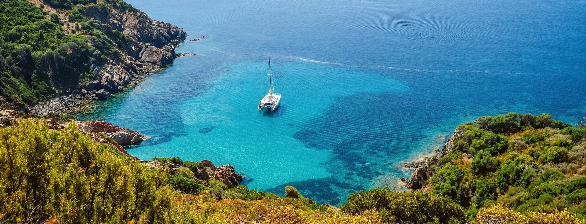 Bella Vita Catamaran Magnifique paysage de montagnes et de mer, où se déroulent les activités de Bella Vita Catamaran Saint-Florent.