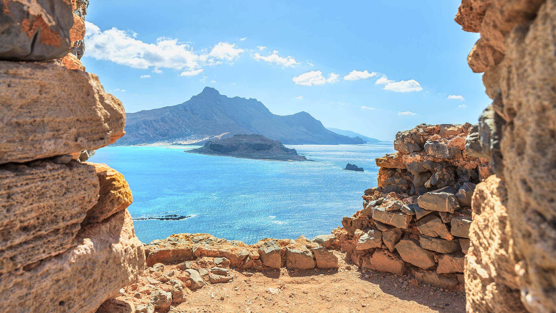 La vue sur la mer bleue lors d'une excursion en bateau avec Beyond Travel Chania en Crète.