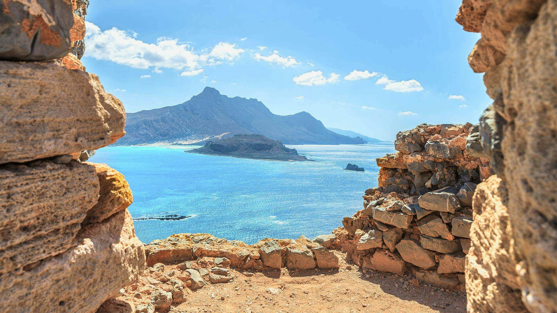 Panorama mozzafiato con montagne e mare, dove hanno luogo le attività di Beyond Travel Chania.