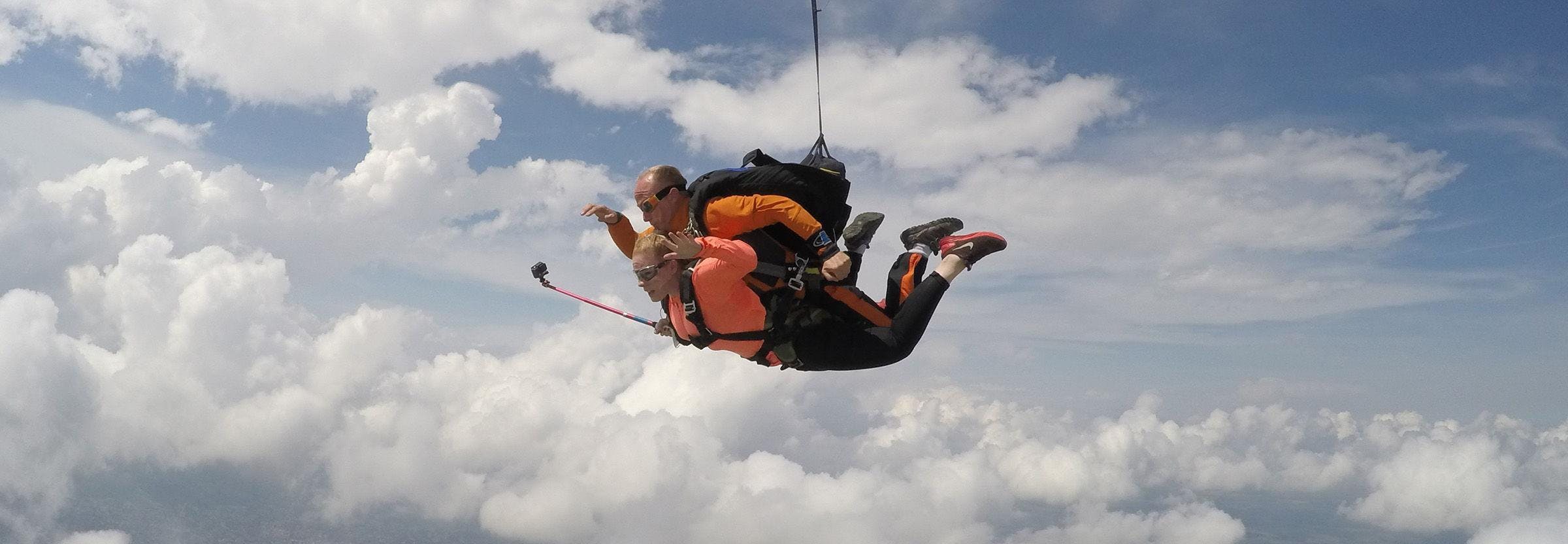 Beautiful landscapes showcasing mountains and sea, where the experiences of BFC Parachutisme Dijon are taking place.
