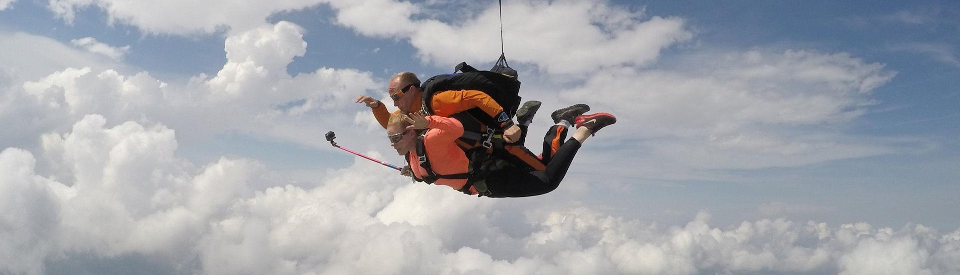 un pilote de bfc parachutisme effectue un Saut en parachute tandem à 4000m avec son client à Dijon.