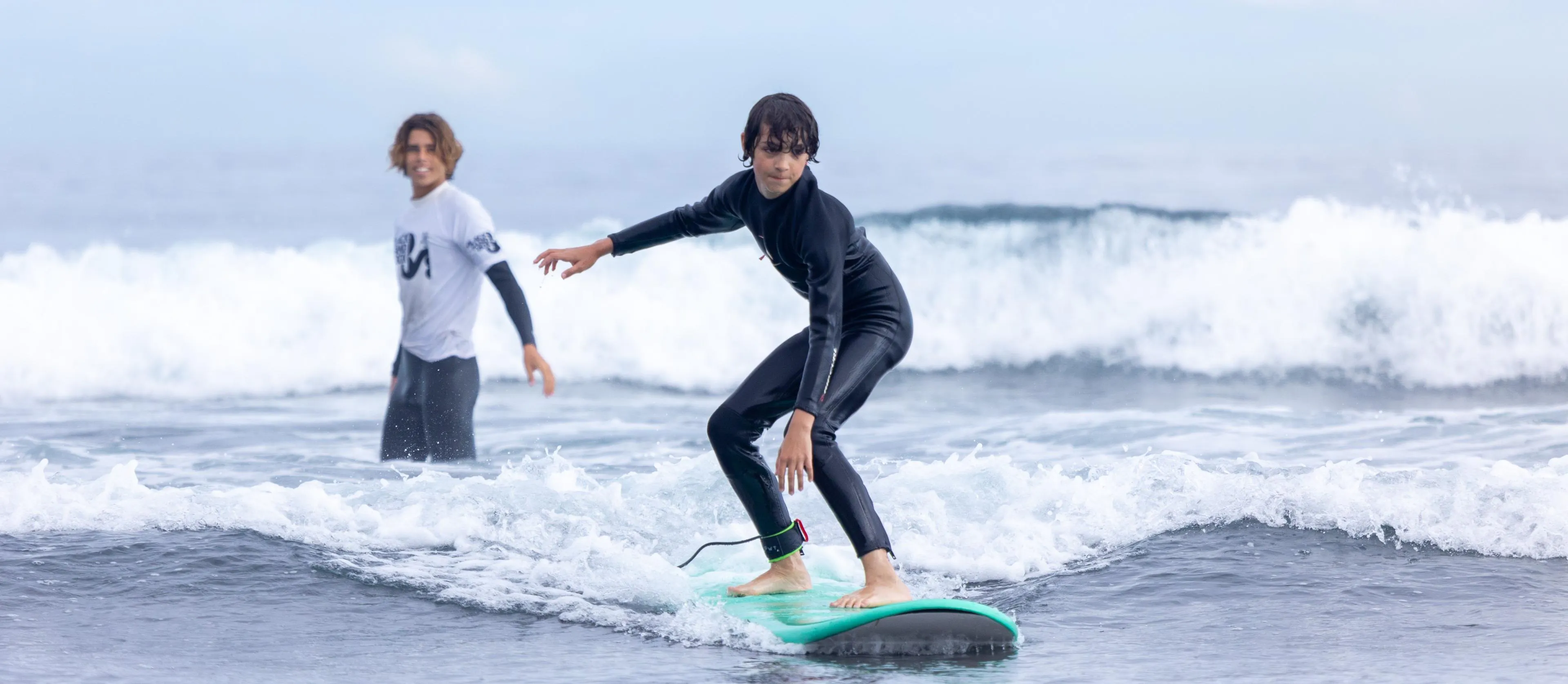 Black Sand Box Surf School Beeindruckende Landschaften mit Bergen und Meer, wo Aktivitäten von Black Sand Box Ponta Delgada stattfinden.