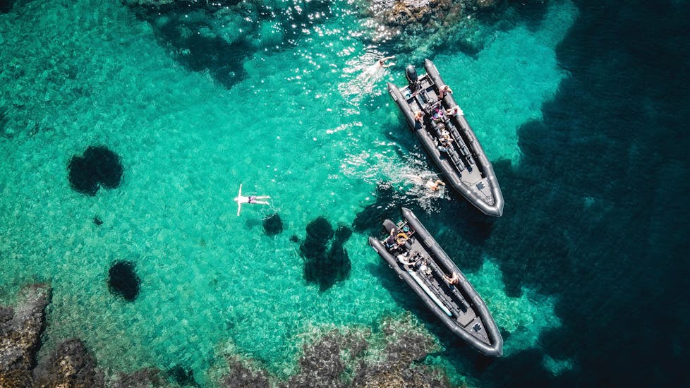 Vue du bateau lors d'une balade en bateau à Nice ou à Cannes avec Black Tenders. 