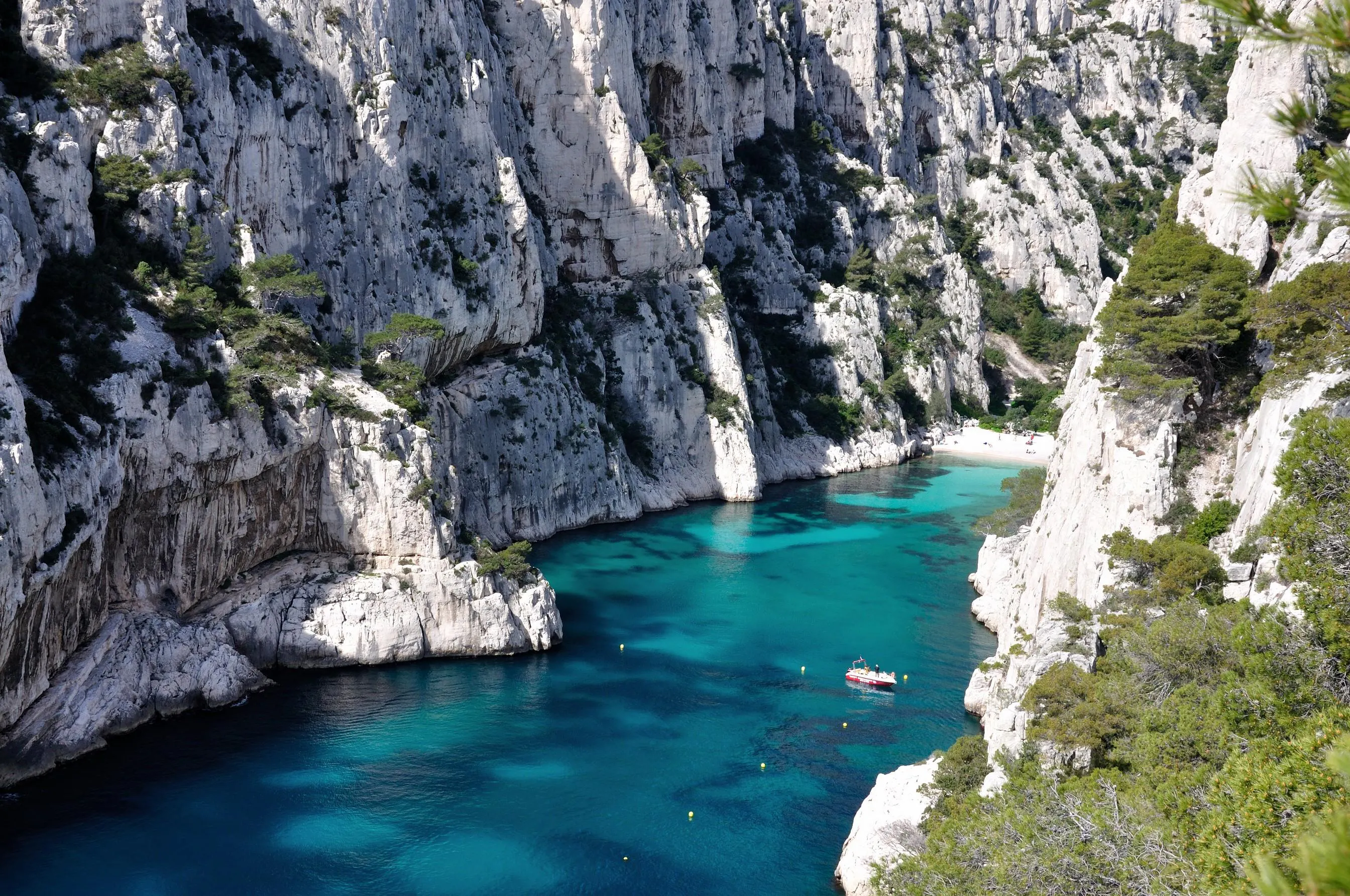 bleu-evasion-hero Beautiful landscapes showcasing mountains and sea, where the experiences of Bleu Evasion Marseille are taking place.