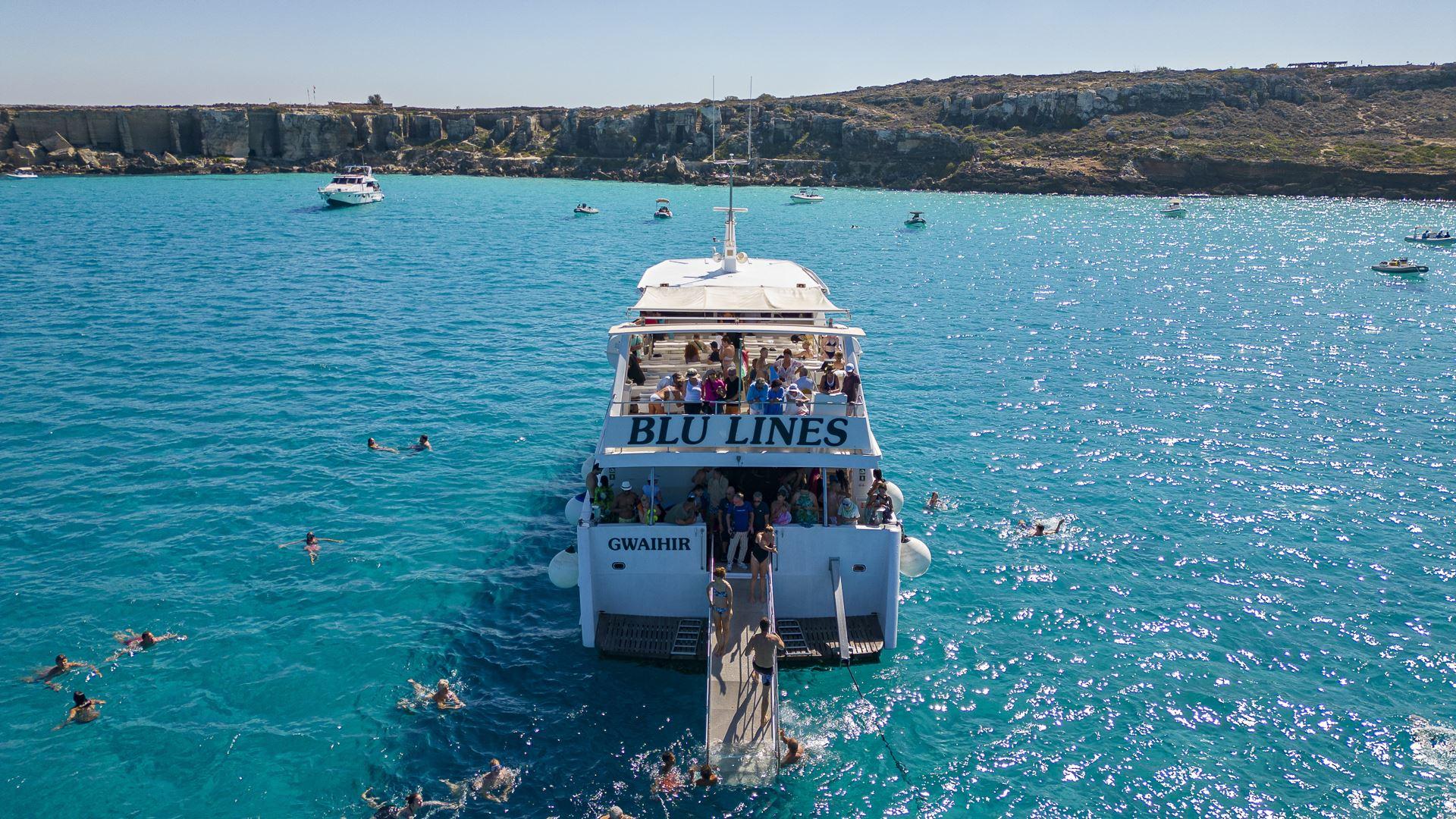 Bateau flottant sur les eaux turquoise des îles Égades.