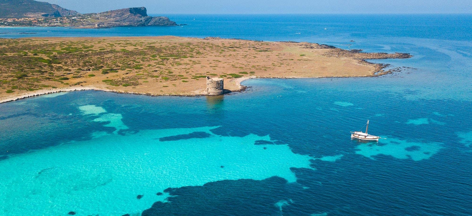 Blu Mare Service Stintino Panorama mozzafiato con montagne e mare, dove hanno luogo le attività di Blu Mare Service Stintino.