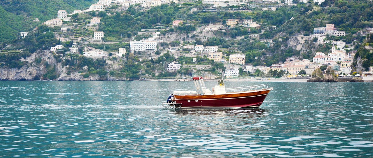 La barca di Blu Mediterraneo Amalfi Coast durante una gita in barca da Salerno per la Costiera Amalfitana.