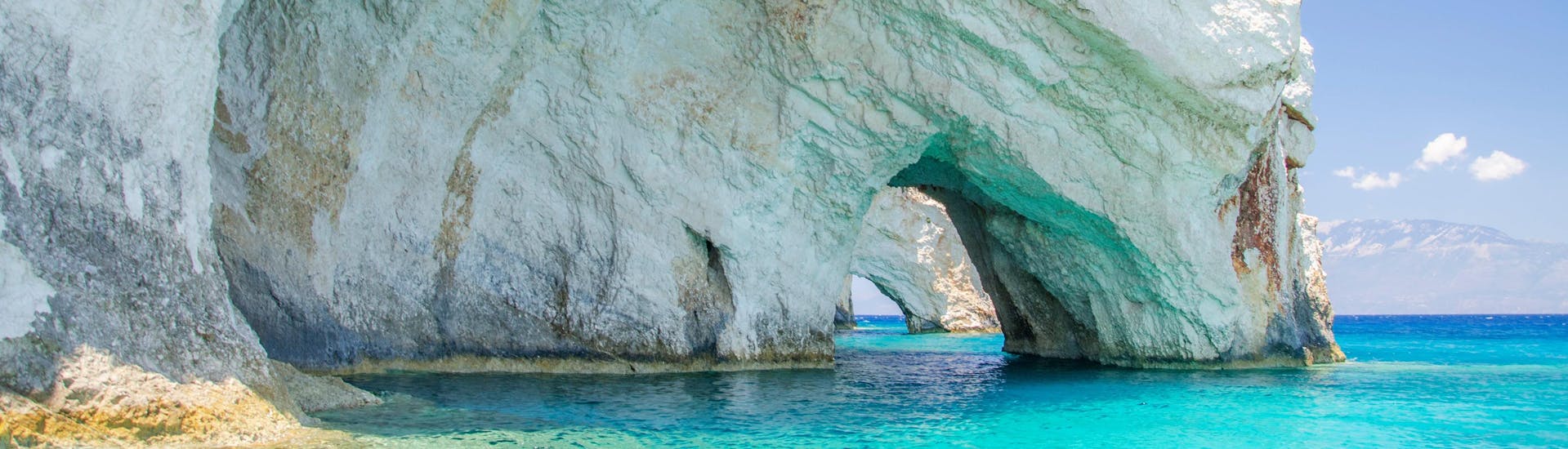 Las impresionantes Cuevas Azules, un destino popular de los paseos en Zakynthos.