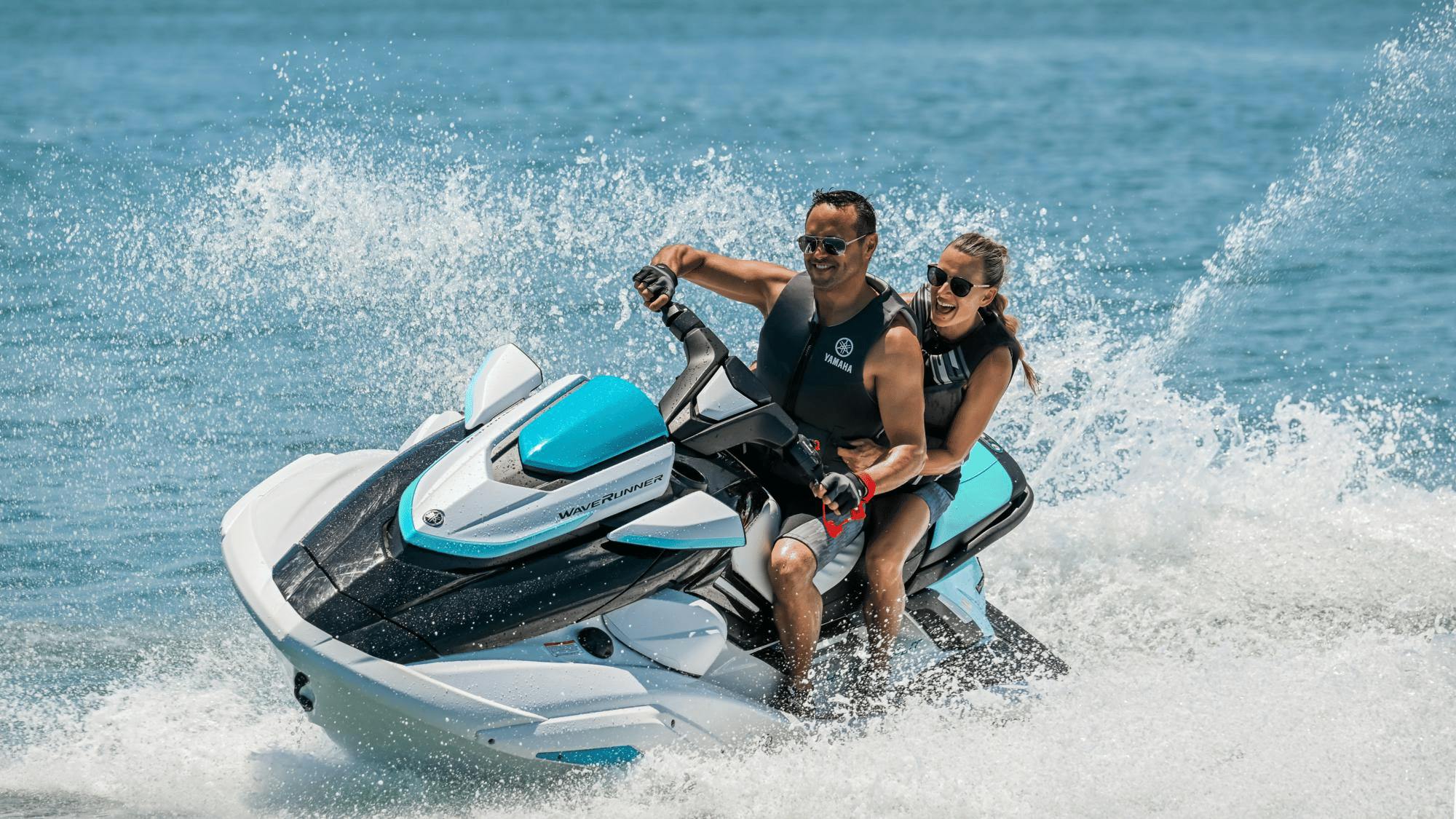 Blue Coral Ibiza Twee personen op een jetski tijdens een excursie met Blue Coral Ibiza.