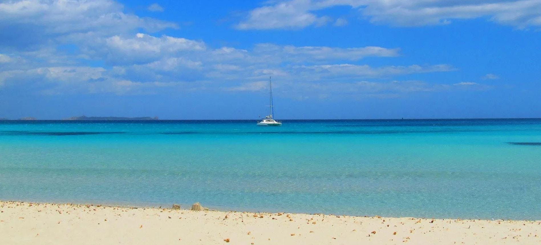 Blue Deep Tours Golfo Aranci Beeindruckende Landschaften mit Bergen und Meer, wo Aktivitäten von Blue Deep Tours Golfo Aranci stattfinden.