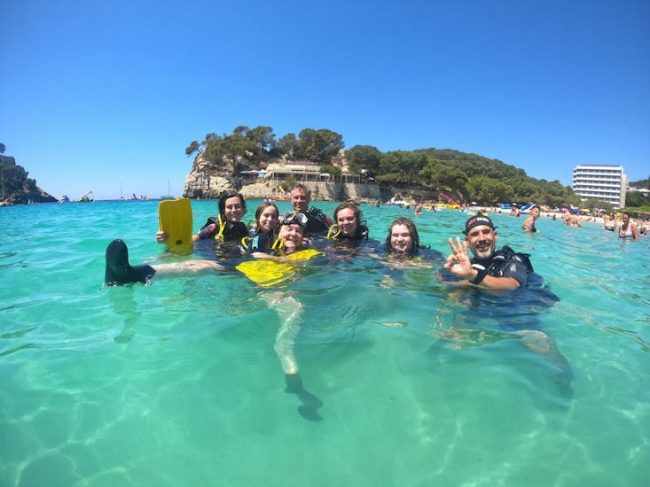 People doing scuba diving, as well as a boat trip in Cala Galdana with Blue Islands Diving Menorca.