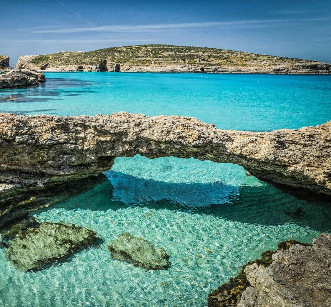 blue lagoon Panorama mozzafiato con montagne e mare, dove hanno luogo le attività di Sea Life Cruises Malta.