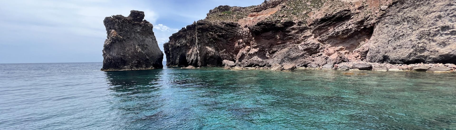 Vista della meravigliosa costa e delle acque cristalline della Sardegna con Blue Wave Sant'Antioco.