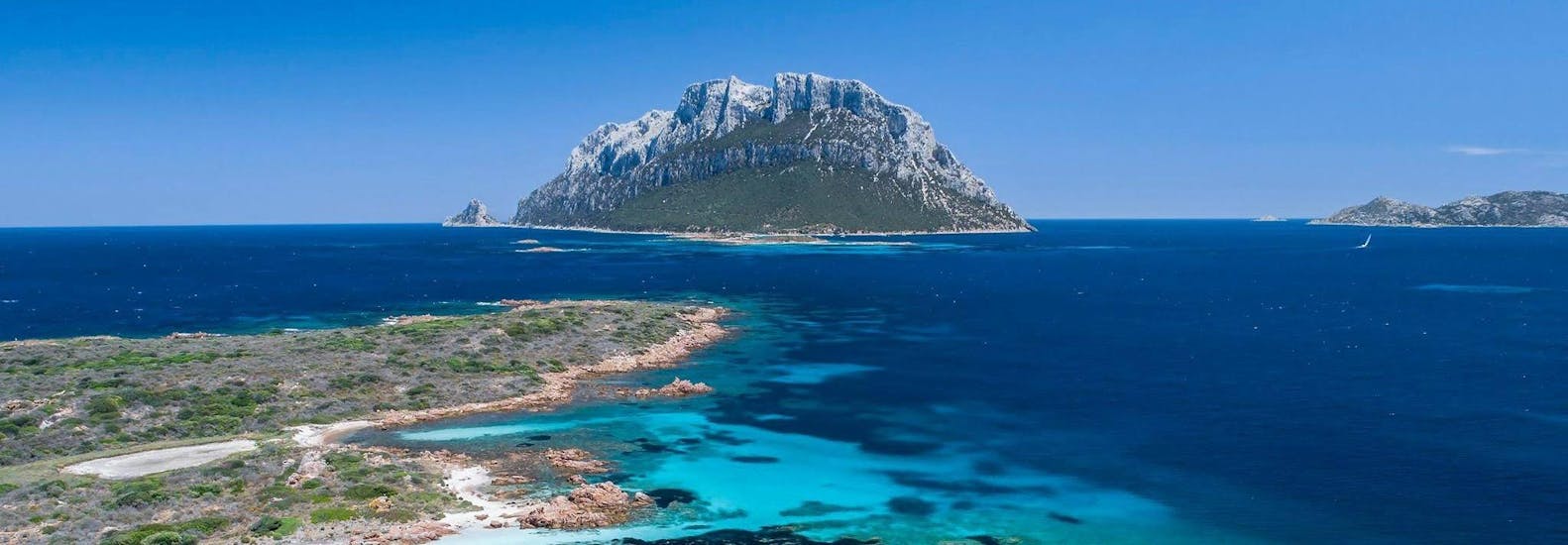 L'isola di Tavolara vista dalla barca durante la gita con BlueSea Charter & Tour Olbia.