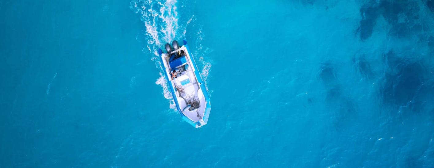 A boat sails on the turquoise-blue water in Croatia at the boat rental with Zoom Boats Pula.