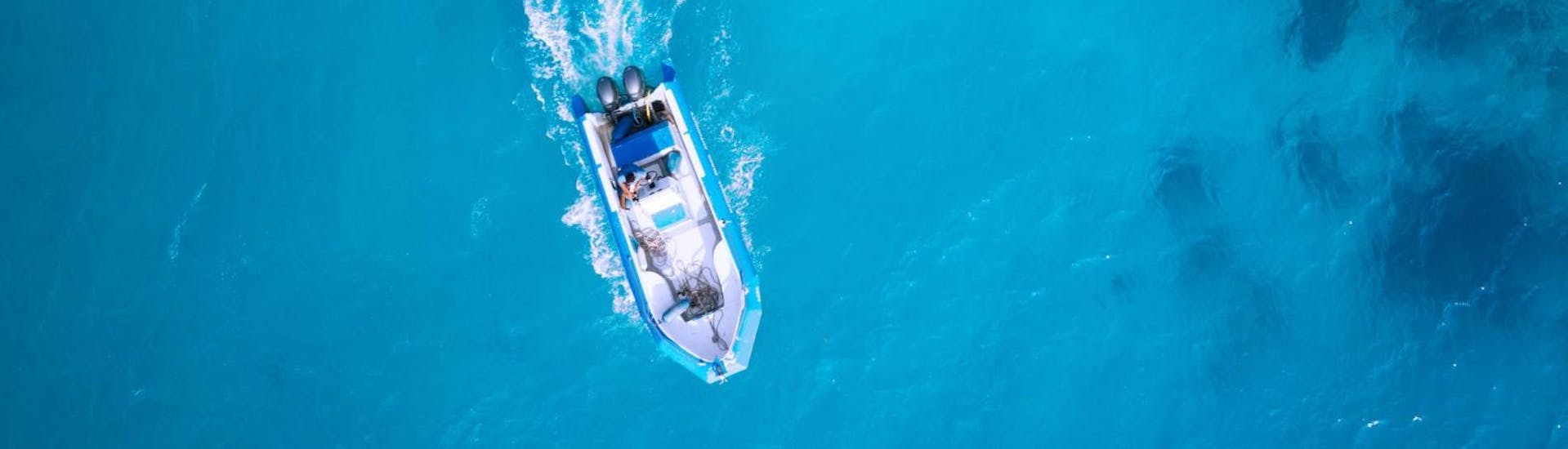 Ein Boot fährt auf dem türkis-blauen Wasser in Kroatien beim Bootsverleih mit Zoom Boats Pula.