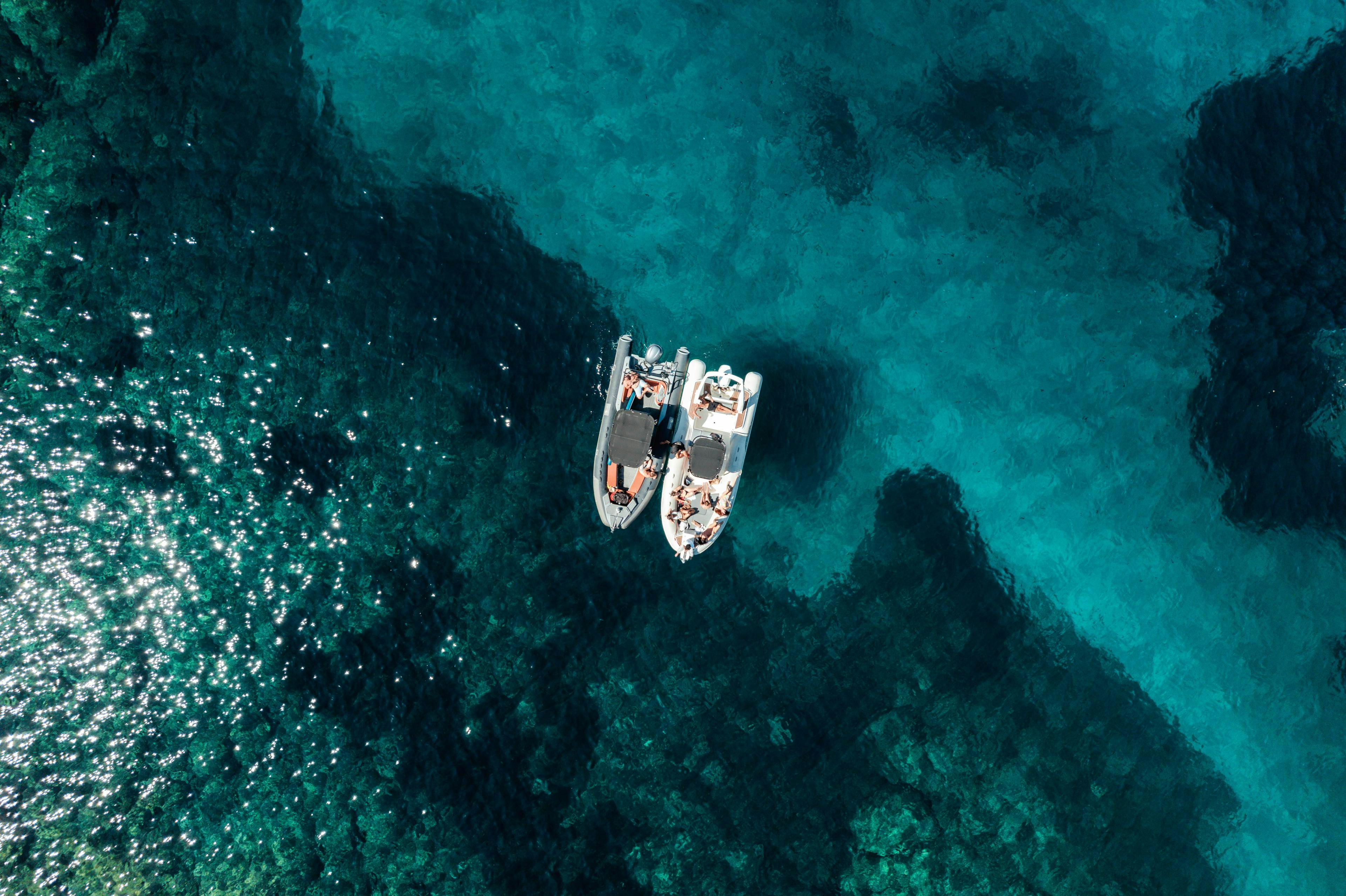 Beeindruckende Landschaften mit Bergen und Meer, wo Aktivitäten von Marseille Boat Tours stattfinden.