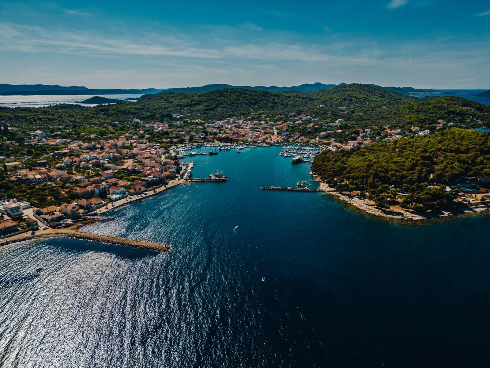 Boat Eufemija Zadar Paisajes impresionantes de montaña y mar, donde tienen lugar las experiencias de Boat Eufemija Zadar.