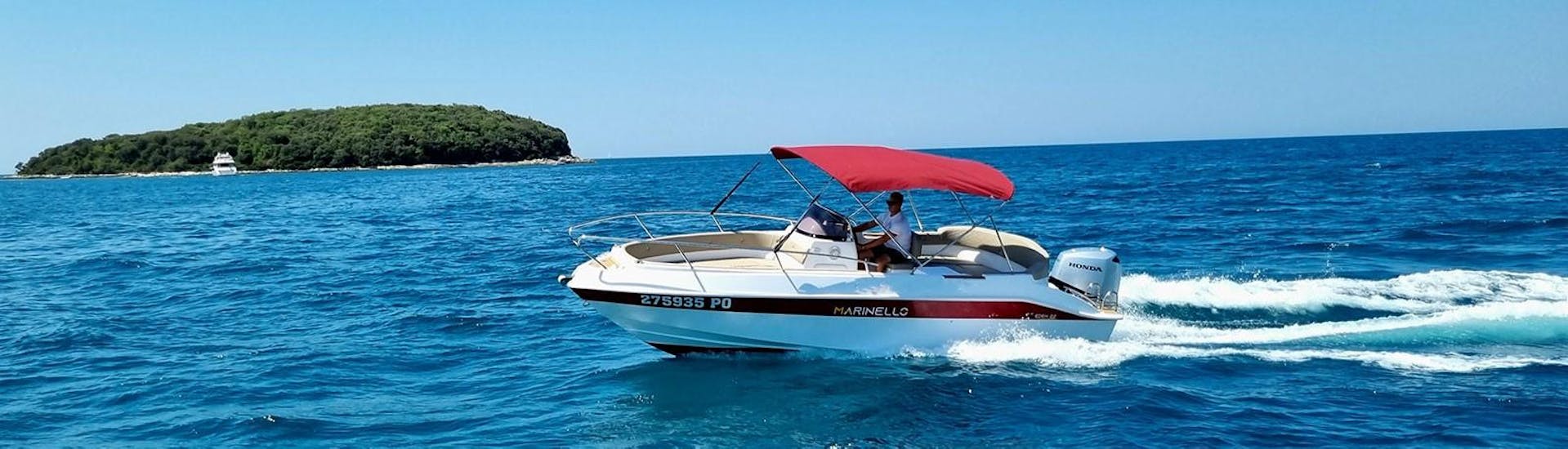 Un bel motoscafo con bimini nero di Funtana Charter, il noleggio barche a Fontane vicino a Parenzo.