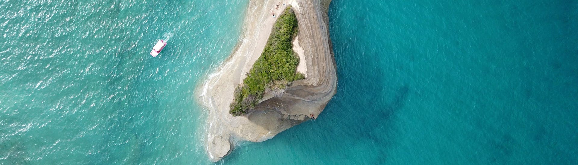 Foto van een prachtig afgelegen eiland, bereikbaar met bootverhuur vanuit Corfu.
