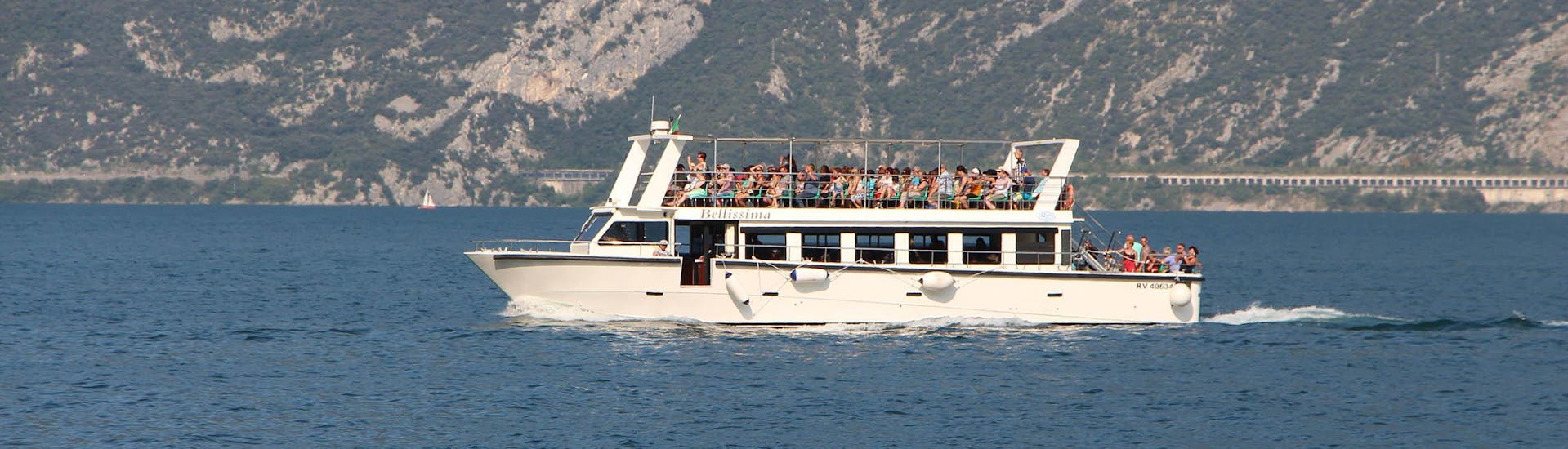Das Boot von Garda Escursioni während einer Fahrt auf dem Gardasee.