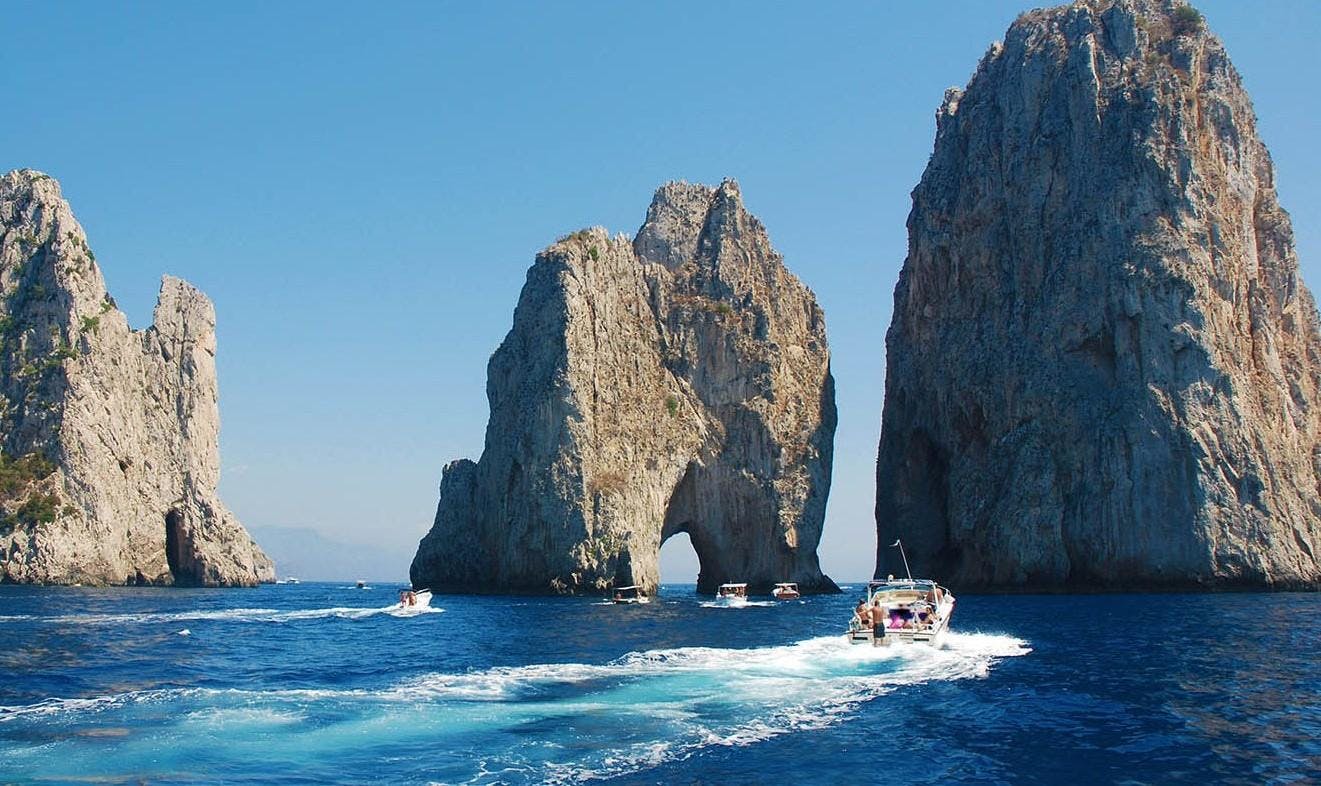 boat-tour-from-sorrento-to-capri1 A boat is headed to the wonderful Faraglioni of Capri.