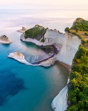 Ein Bild des Kap Drastis mit seinen weißen Klippen, eine beliebte Sehenswürdigkeit bei vielen Bootstouren auf Korfu.
