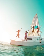 Un grupo de amigos salta al mar durante su paseo en barco en Ibiza.
