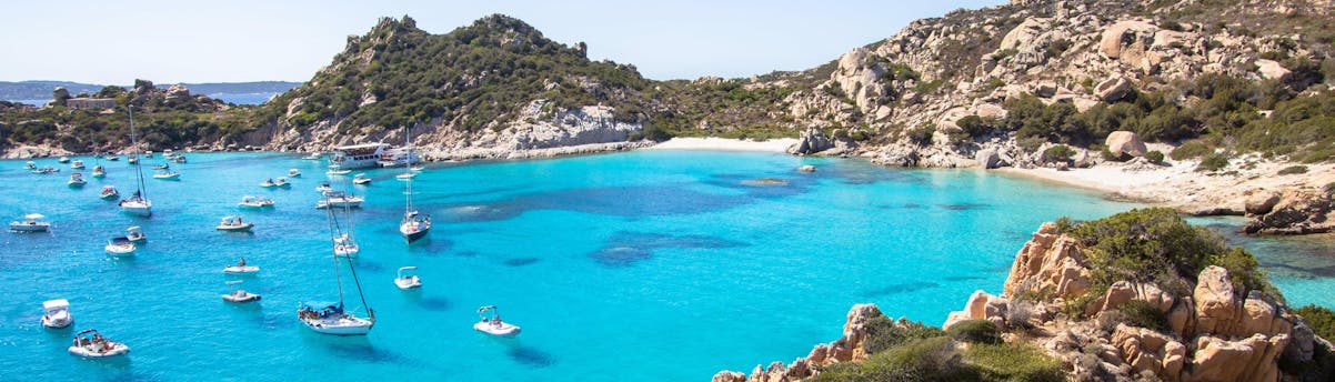 boat-tours-la-maddalena_SEM-Resort-Hero Ein Bild der wunderschönen Cala Corsada, einem der Orte die man bei einer Bootstour in La Maddalena besuchen kann.