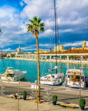 Ein Bild der schönen Marina die üblicherweise als Ausgangspunkt vieler Bootstouren in Málaga dient.