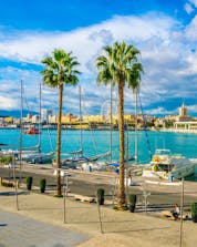 Ein Bild der schönen Marina die üblicherweise als Ausgangspunkt vieler Bootstouren in Málaga dient.