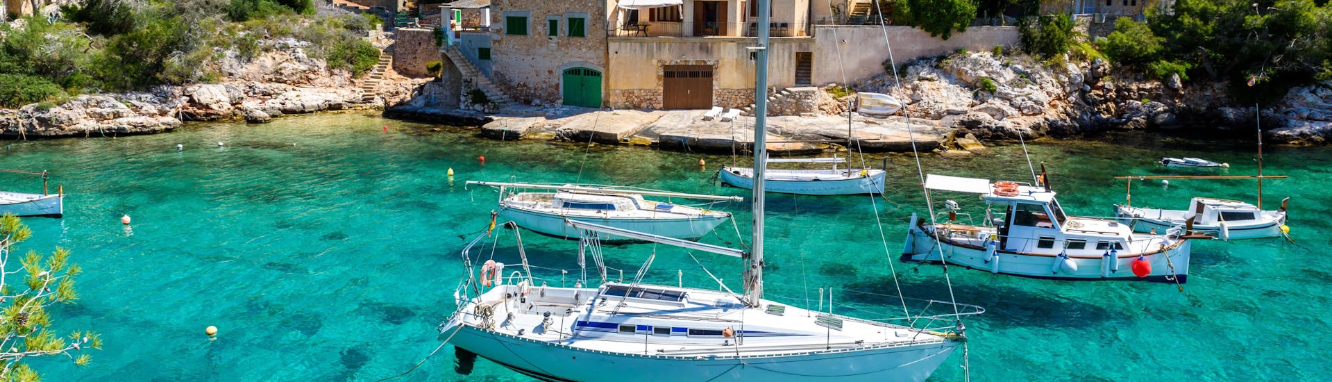 Una imagen de la pintoresca Cala Figuera, uno de los muchos lugares que se pueden visitar en un paseo en barco en Mallorca.